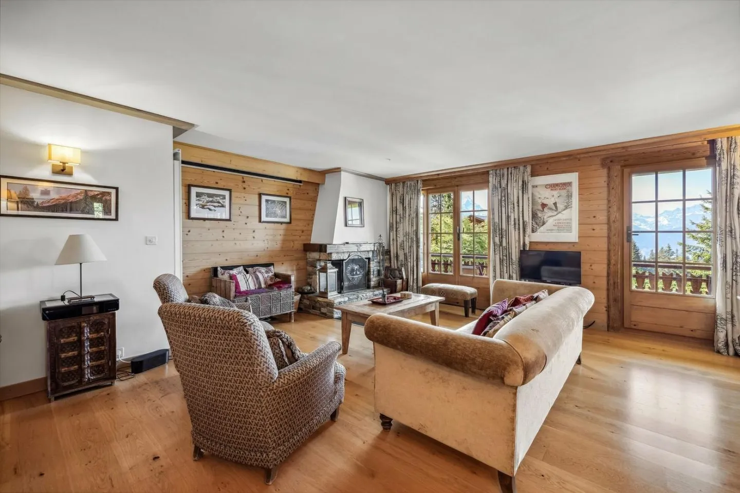 The Granite: Renovated 4-Room Apartment in the Domaine de la Résidence - Photo 3 of 13