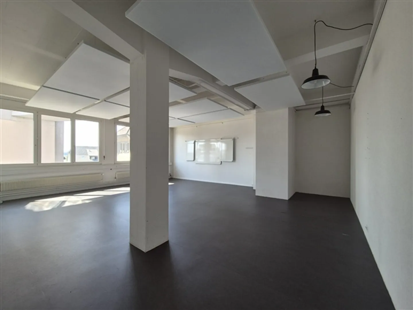 Vos nouveaux locaux commerciaux situés au centre de la gare de Biglen - Photo 1 sur 11