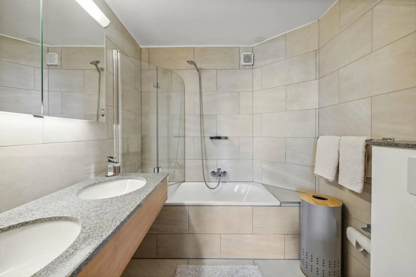 The Granite: Renovated 4-Room Apartment in the Domaine de la Résidence - Photo 12 of 13