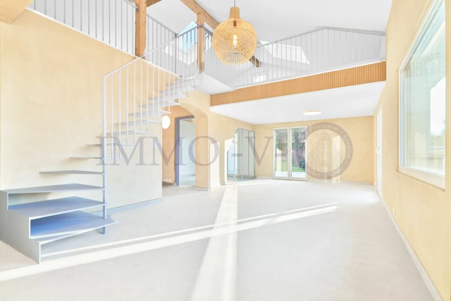 Renovated property with large garden and lake view - 5 rooms + studio - Photo 1 of 20