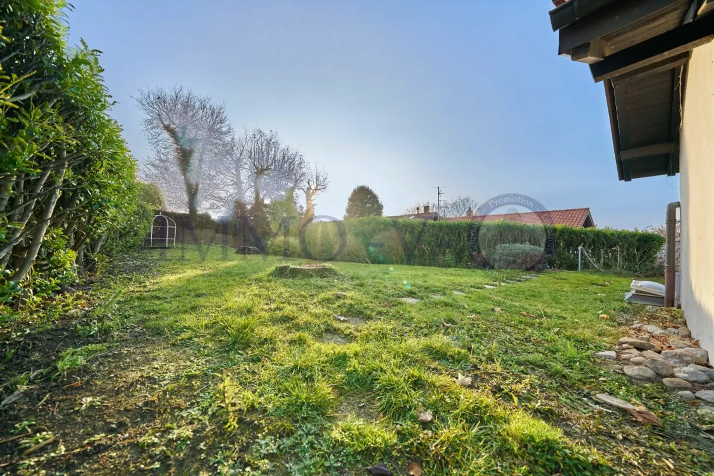 Renovated property with large garden and lake view - 5 rooms + studio - Photo 5 of 20