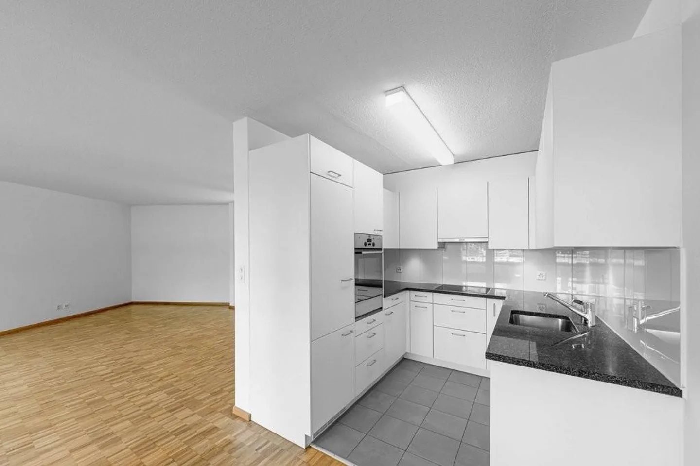 Appartement moderne dans un développement bien entretenu - Photo 2 sur 7