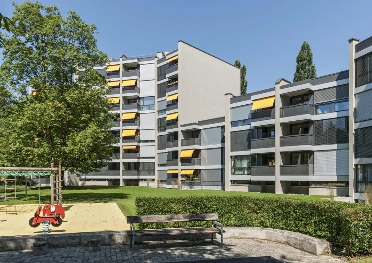 Appartement moderne dans un développement bien entretenu - Photo 1 sur 7
