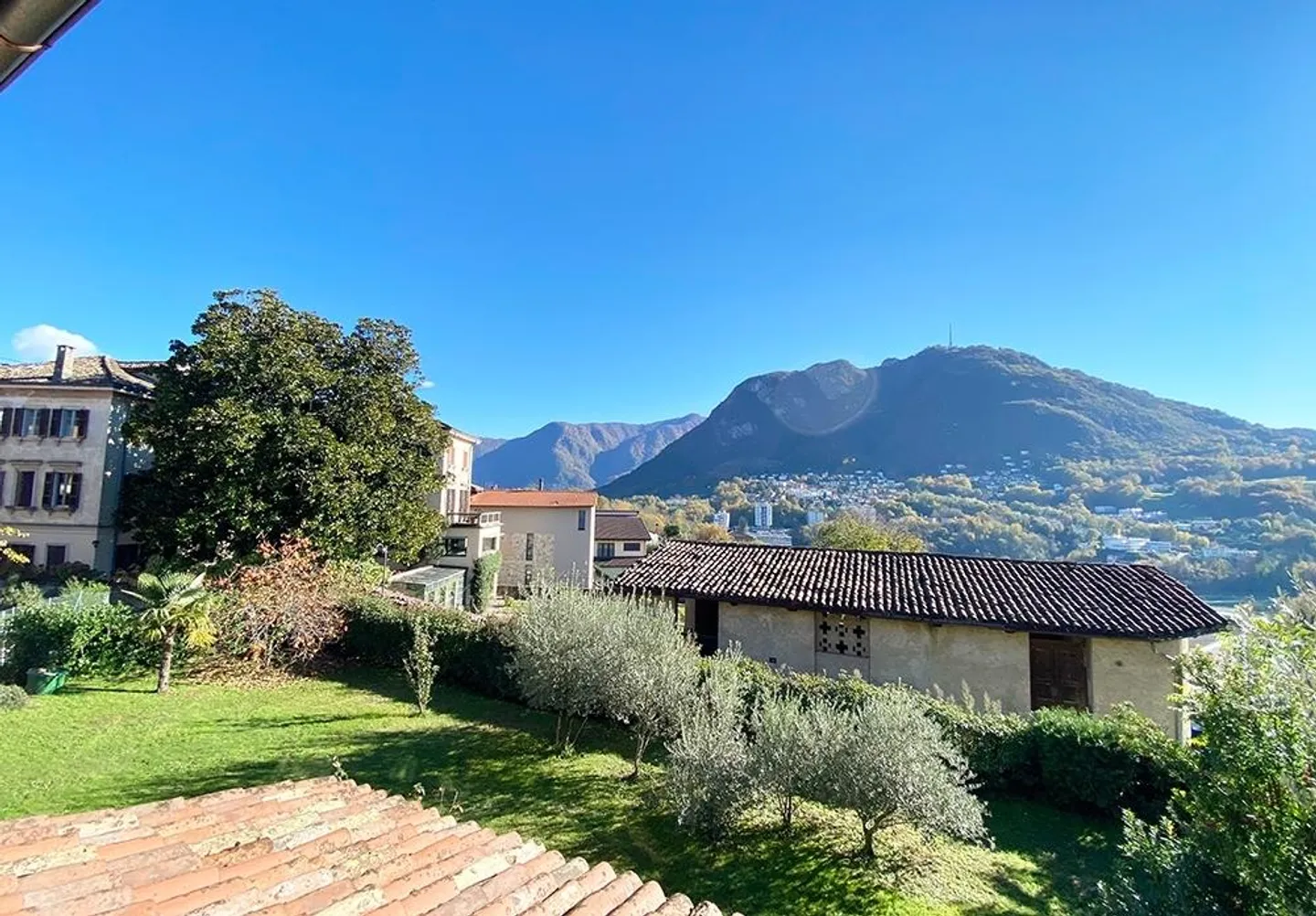 VENDESI AMPIA CASA BIFAMILIARE CON GIARDINO - Foto 1 di 20