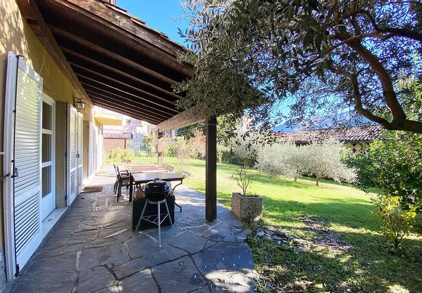 VENDESI AMPIA CASA BIFAMILIARE CON GIARDINO - Foto 2 di 20
