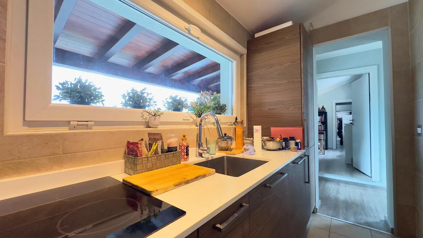 VENDESI AMPIA CASA BIFAMILIARE CON GIARDINO - Foto 4 di 20