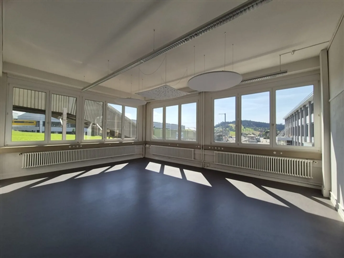 Vos nouveaux locaux commerciaux situés au centre de la gare de Biglen - Photo 3 sur 11