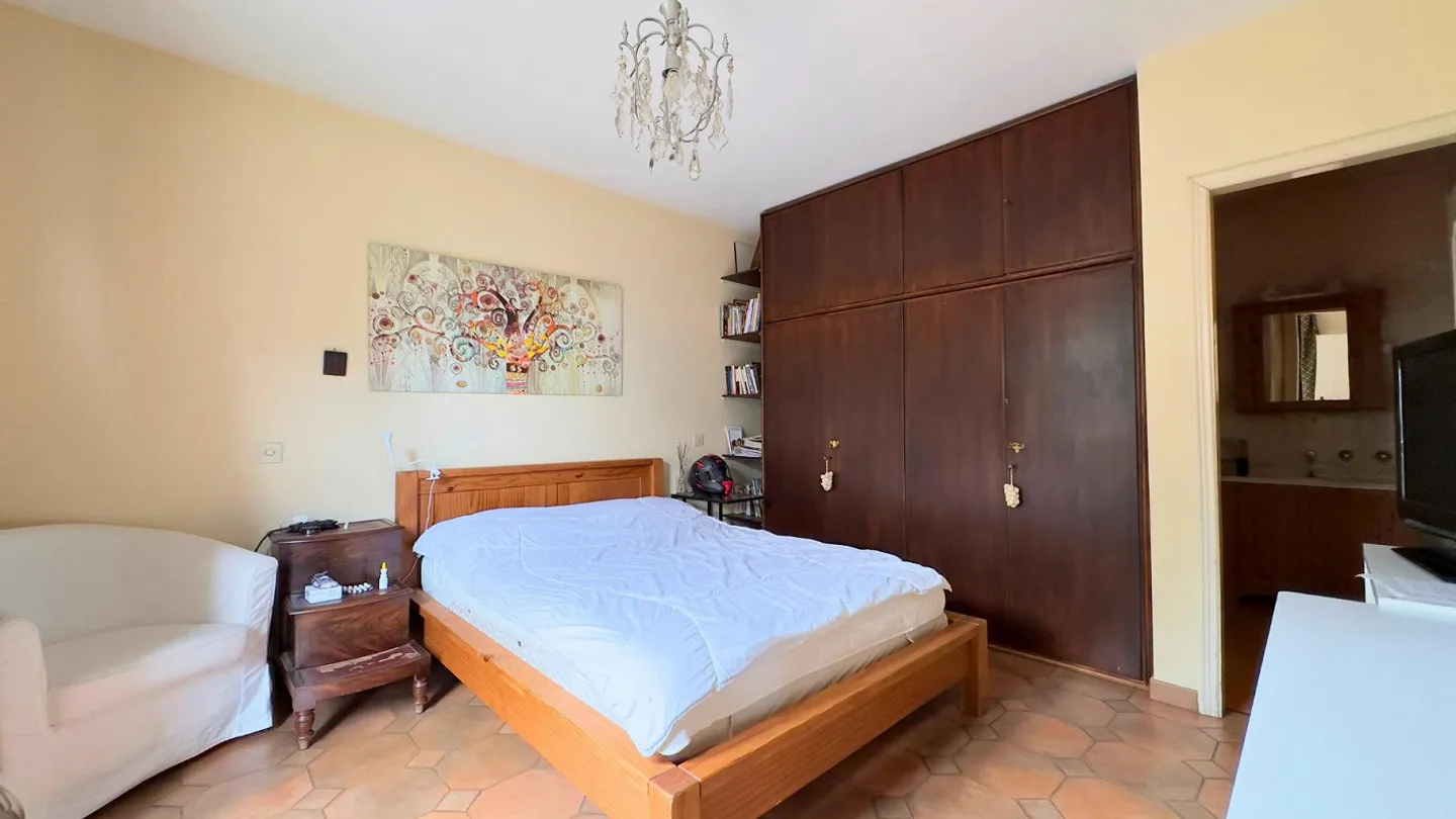 VENDESI AMPIA CASA BIFAMILIARE CON GIARDINO - Foto 11 di 20