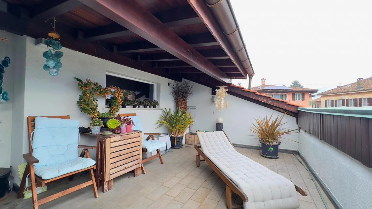 VENDESI AMPIA CASA BIFAMILIARE CON GIARDINO - Foto 16 di 20