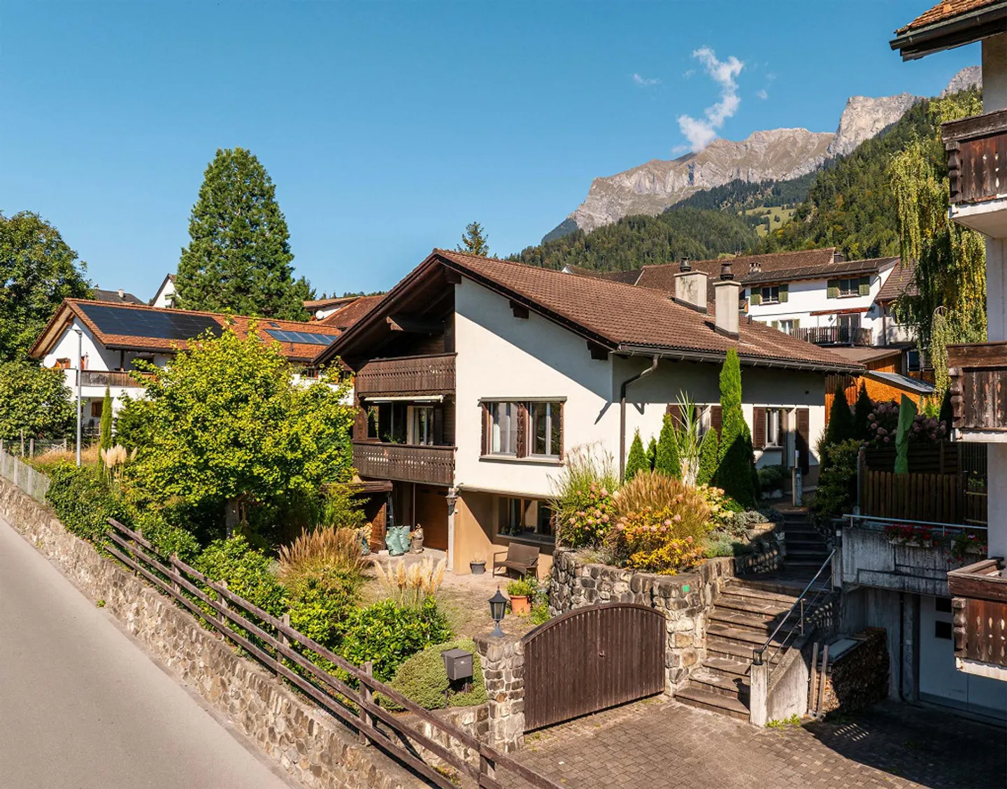 Sun and Vines - living in Jenins, the pearl of the Grisons region - Photo 2 of 3