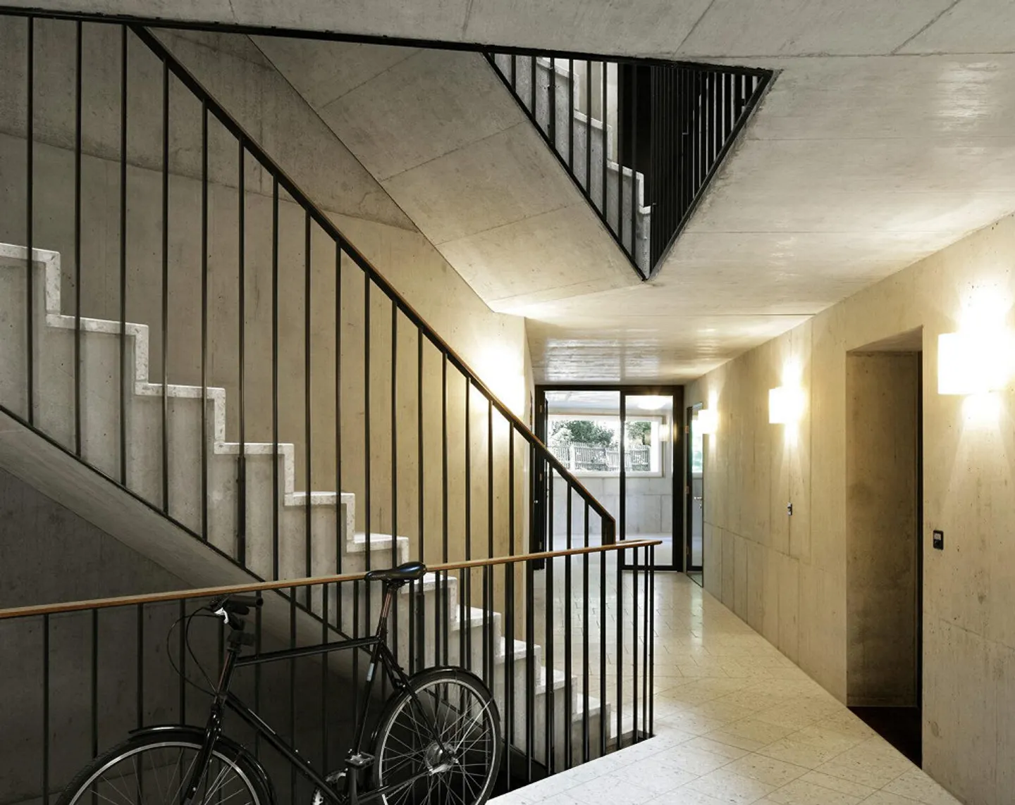 Stylish 3.5-Room Apartment in Zurich with Balcony and Garage Parking - Photo 2 of 23