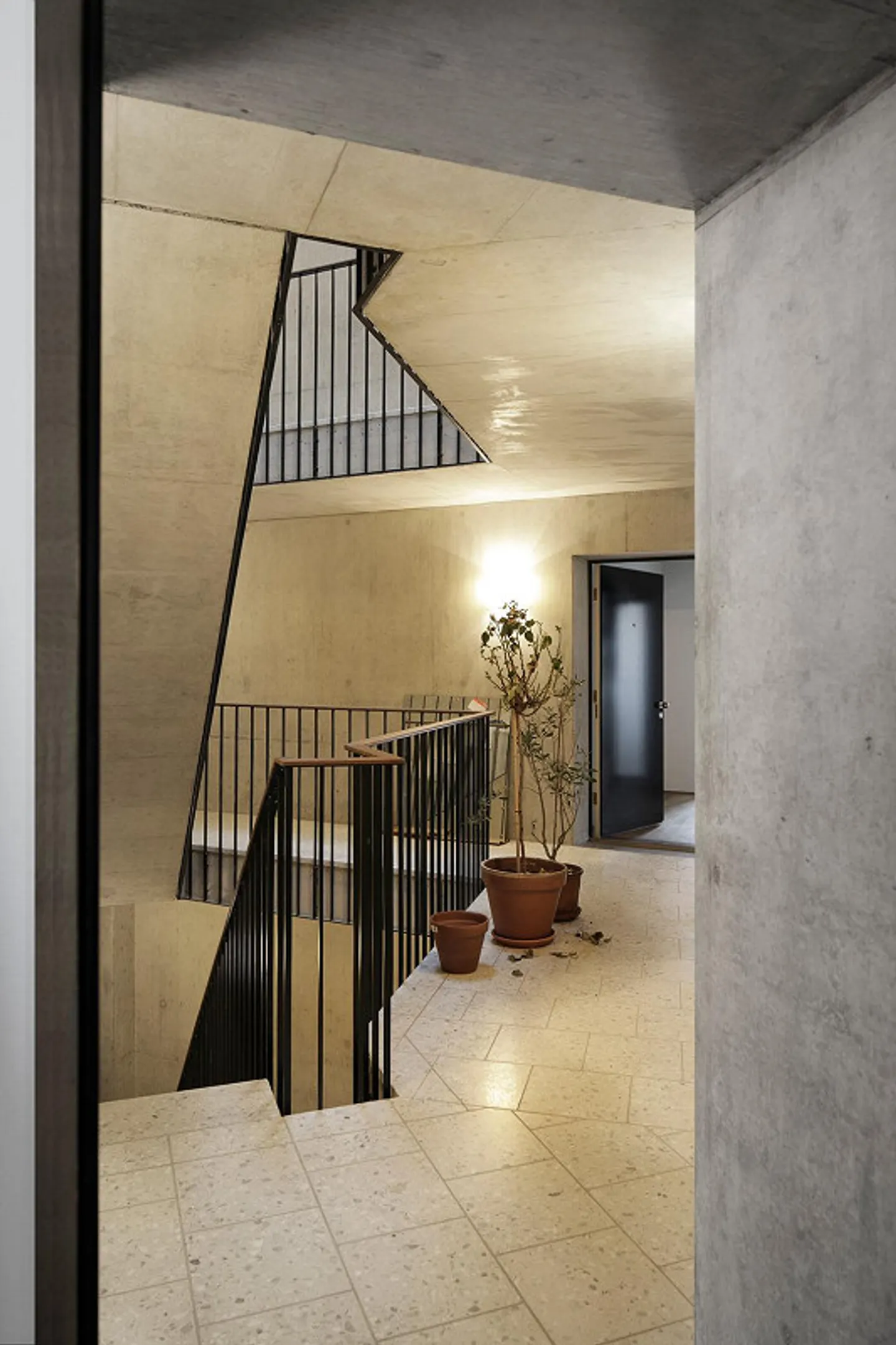 Stylish 3.5-Room Apartment in Zurich with Balcony and Garage Parking - Photo 16 of 23