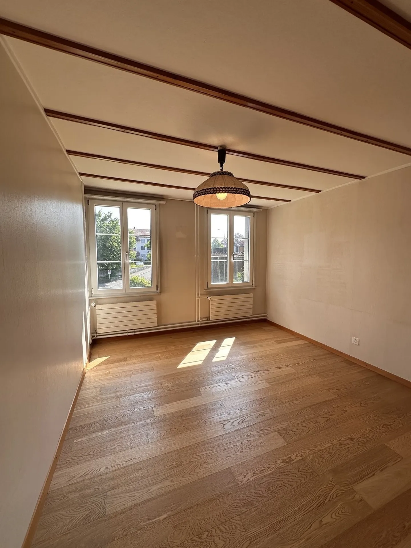 Idillio residenziale ad Aarberg: appartamento di 4,5 stanze con balcone e utilizzo del giardino - Foto 4 di 9