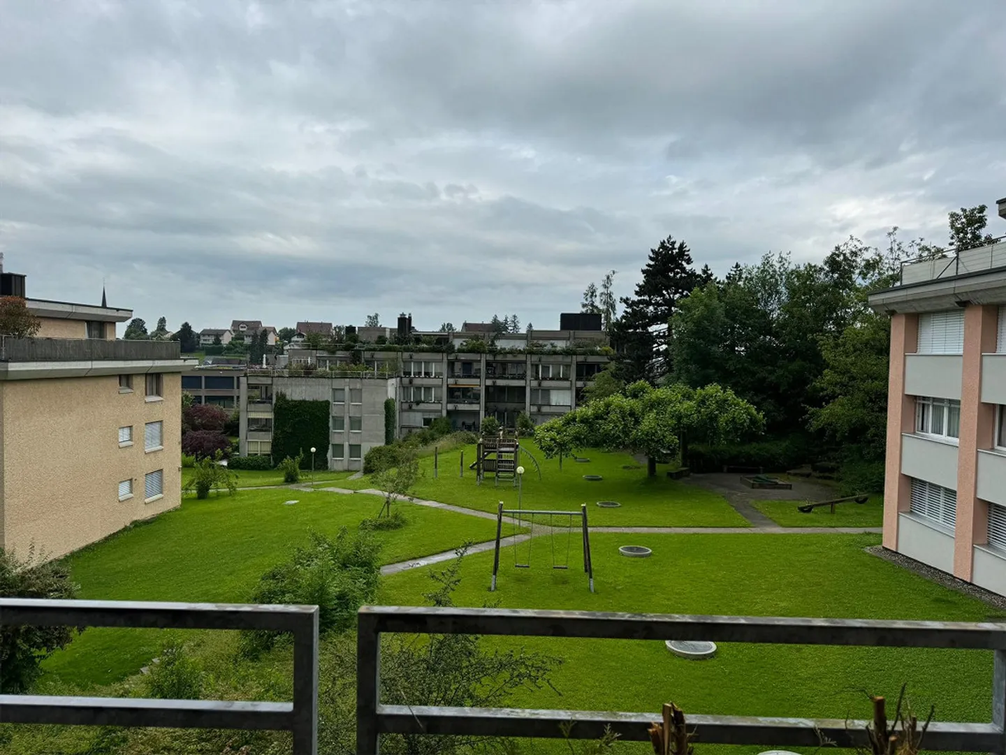 Ampio appartamento di 5,5 stanze in una posizione centrale e verde - Foto 8 di 14