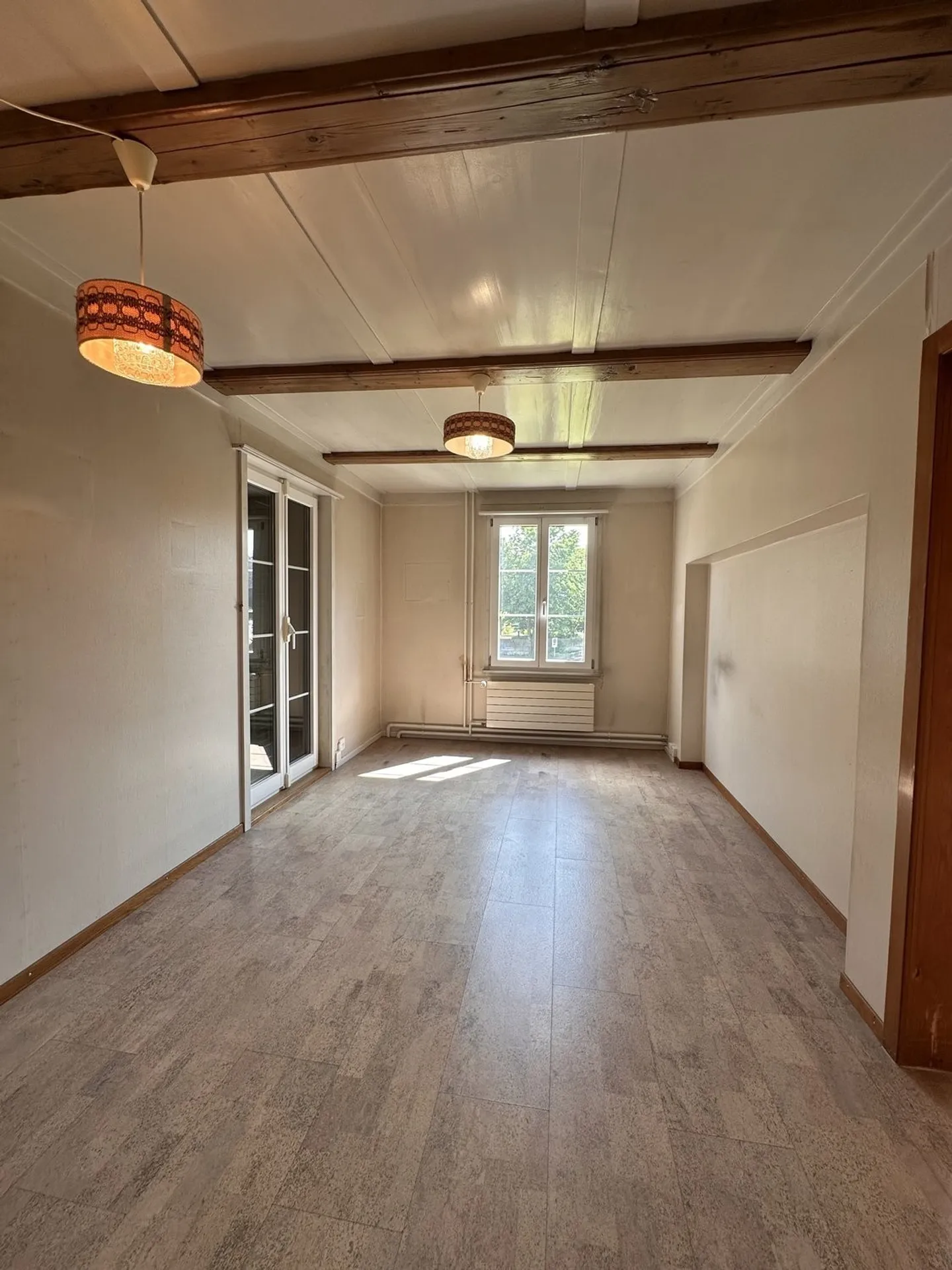 Idillio residenziale ad Aarberg: appartamento di 4,5 stanze con balcone e utilizzo del giardino - Foto 8 di 9