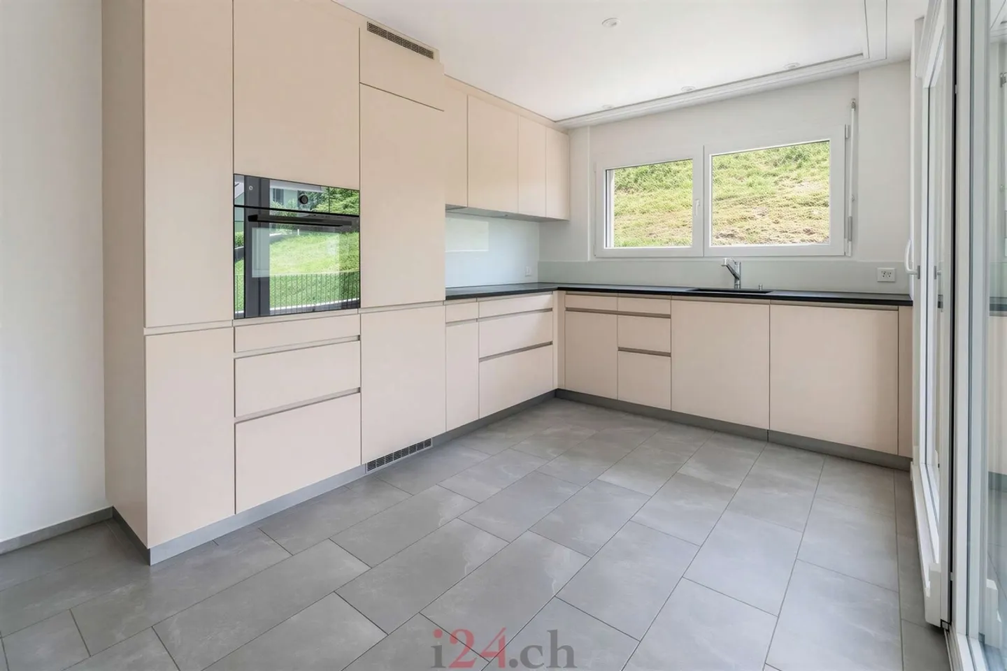 Helle 4.5 Zi.-Attika-Wohnung mit  viel Privatsphäre an guter Lage - Foto 5 di 10