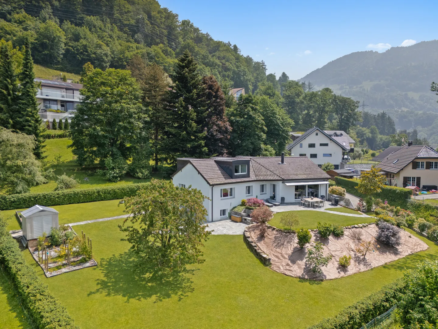 Un cimetière rénové avec élégance, jardin luxueux et studio - Photo 1 sur 21