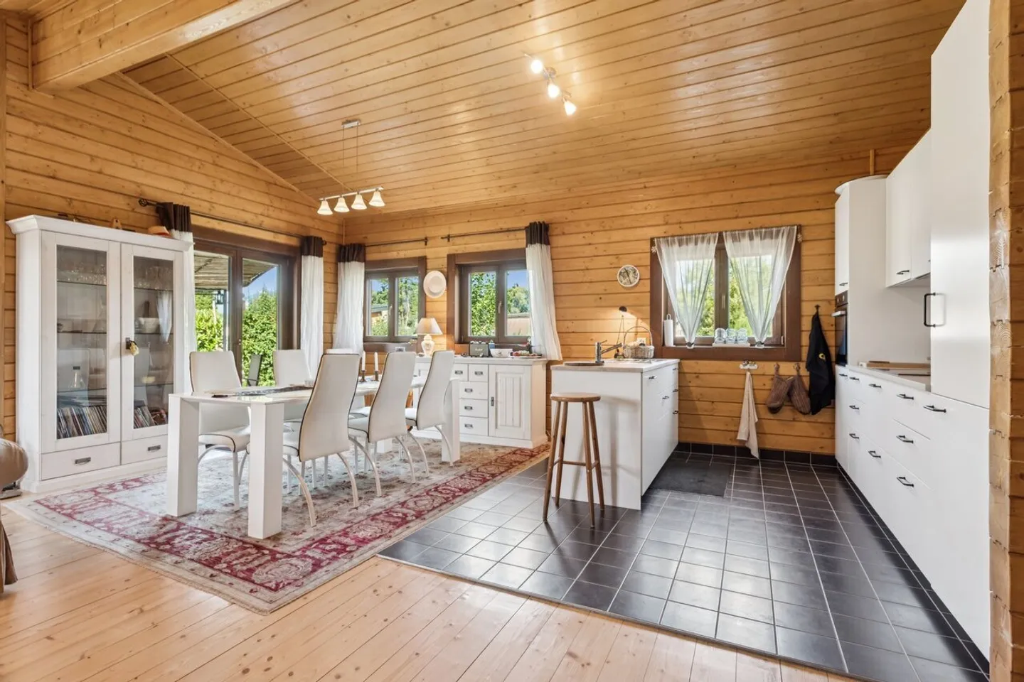 Neues Massivholzhaus 50m vom Neuenburgersee entfernt - Foto 7 von 13