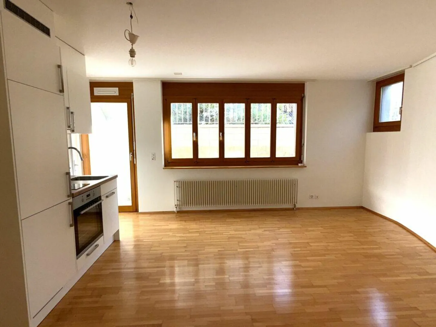 Incantevole monolocale al piano interrato con area salotto nel giardino - Foto 2 di 9