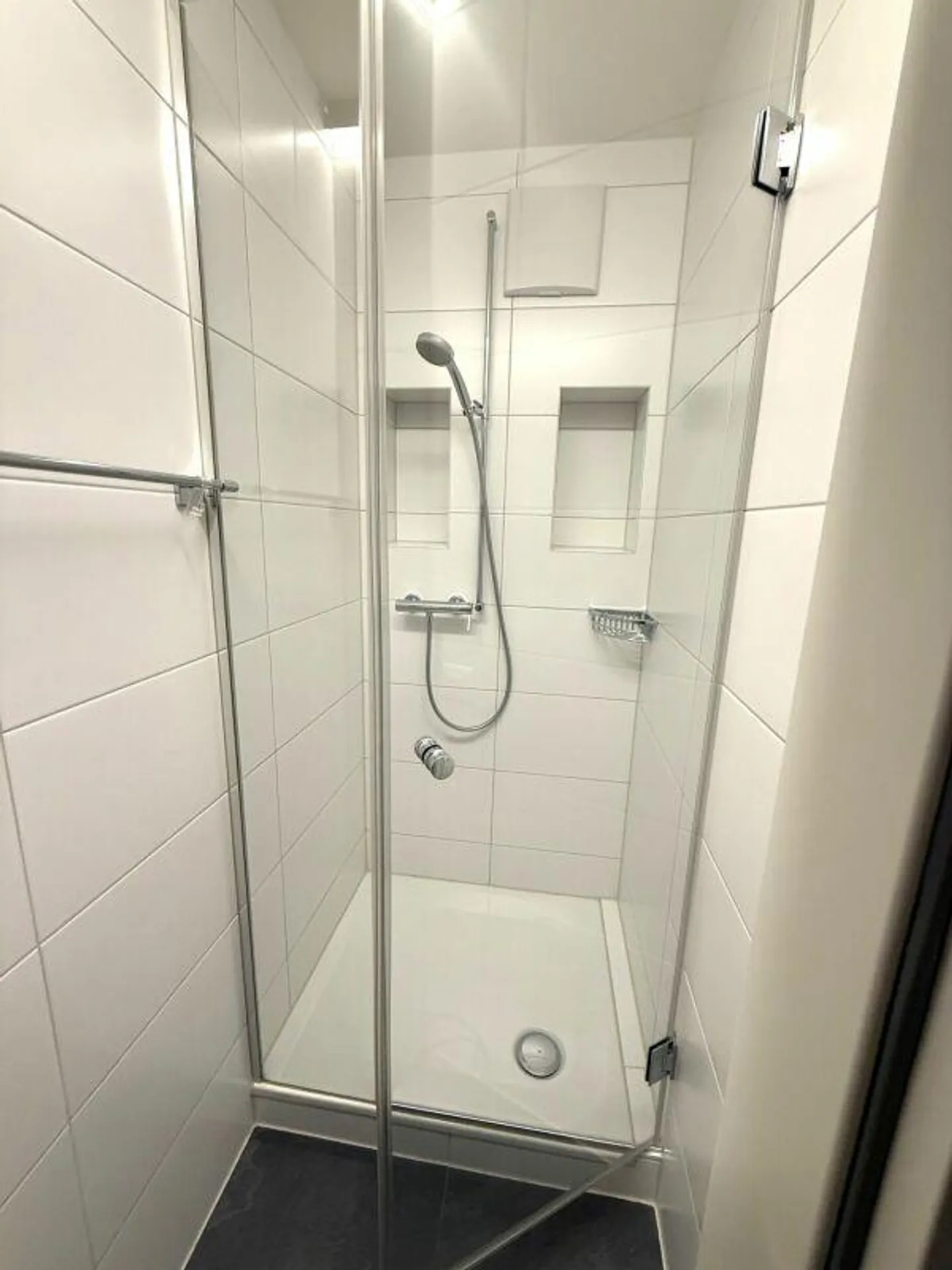 Incantevole monolocale al piano interrato con area salotto nel giardino - Foto 4 di 9