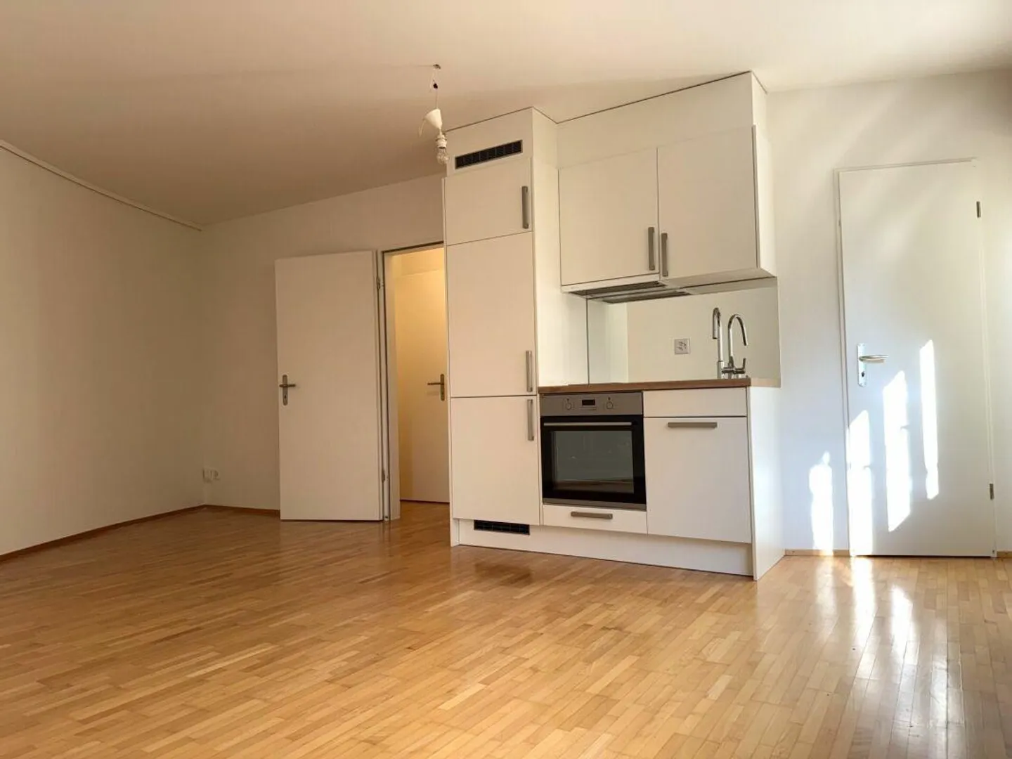 Incantevole monolocale al piano interrato con area salotto nel giardino - Foto 5 di 9