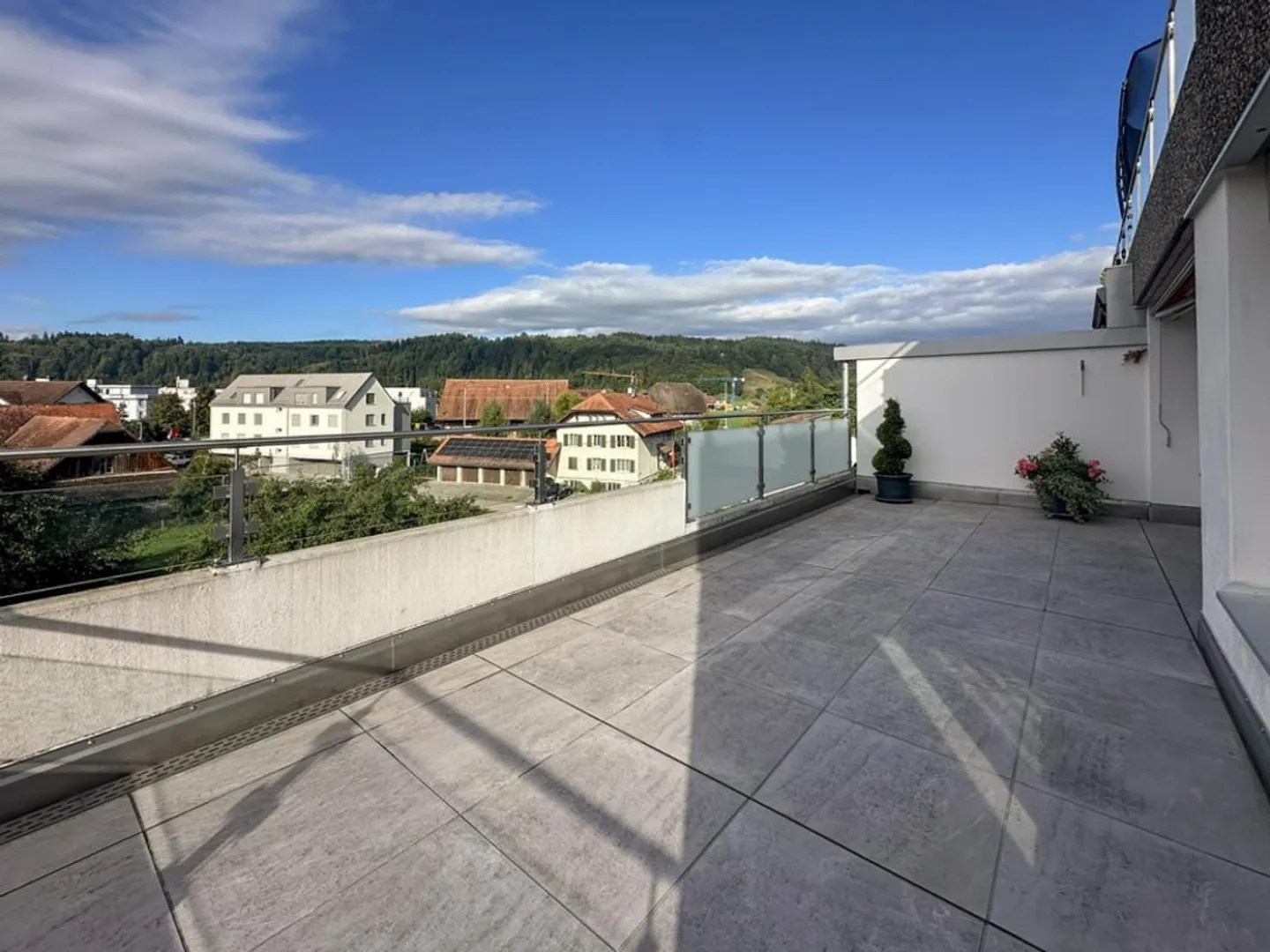 Appartement spacieux avec vue dégagée - situé au centre de Nebikon - Photo 5 sur 7