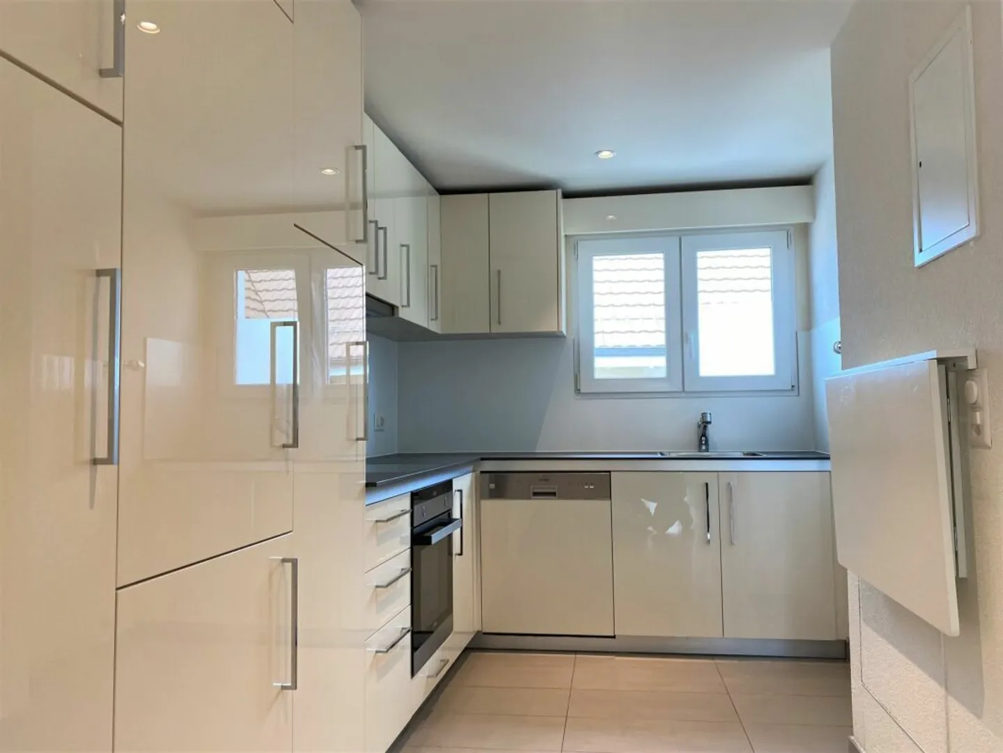 Sehr gepflegte 3,5-Zi.-Wohnung mit grosser Terrasse - Foto 2 von 12