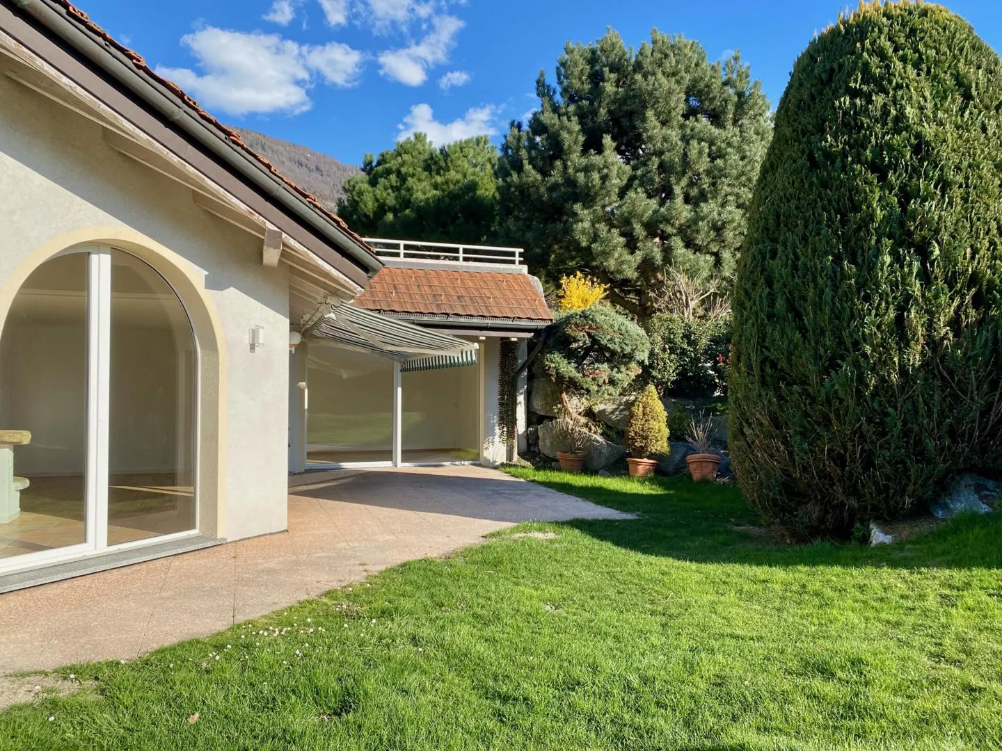 Geräumige Wohnung im Villa-Stil - Foto 1 von 13