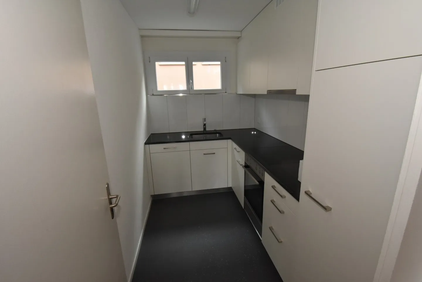 Modern apartment in a great location, central and close to the city - Photo 1 of 9