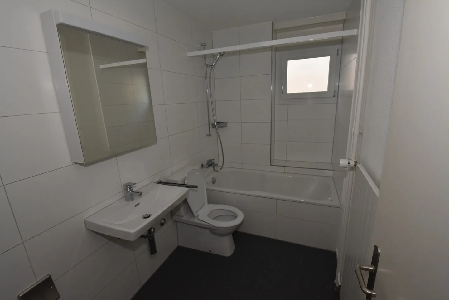 Modern apartment in a great location, central and close to the city - Photo 4 of 9