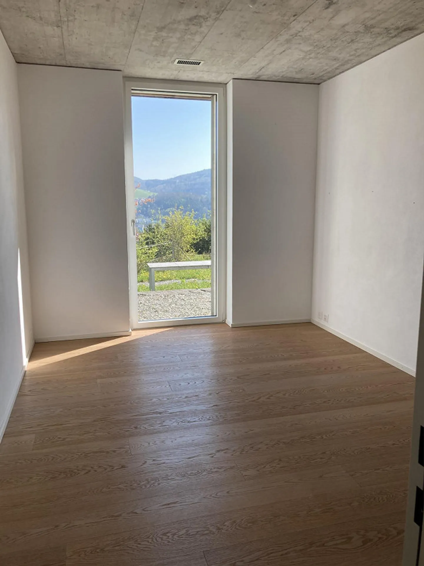 Bright modern 2.5 room apartment with garden share - Photo 2 of 12