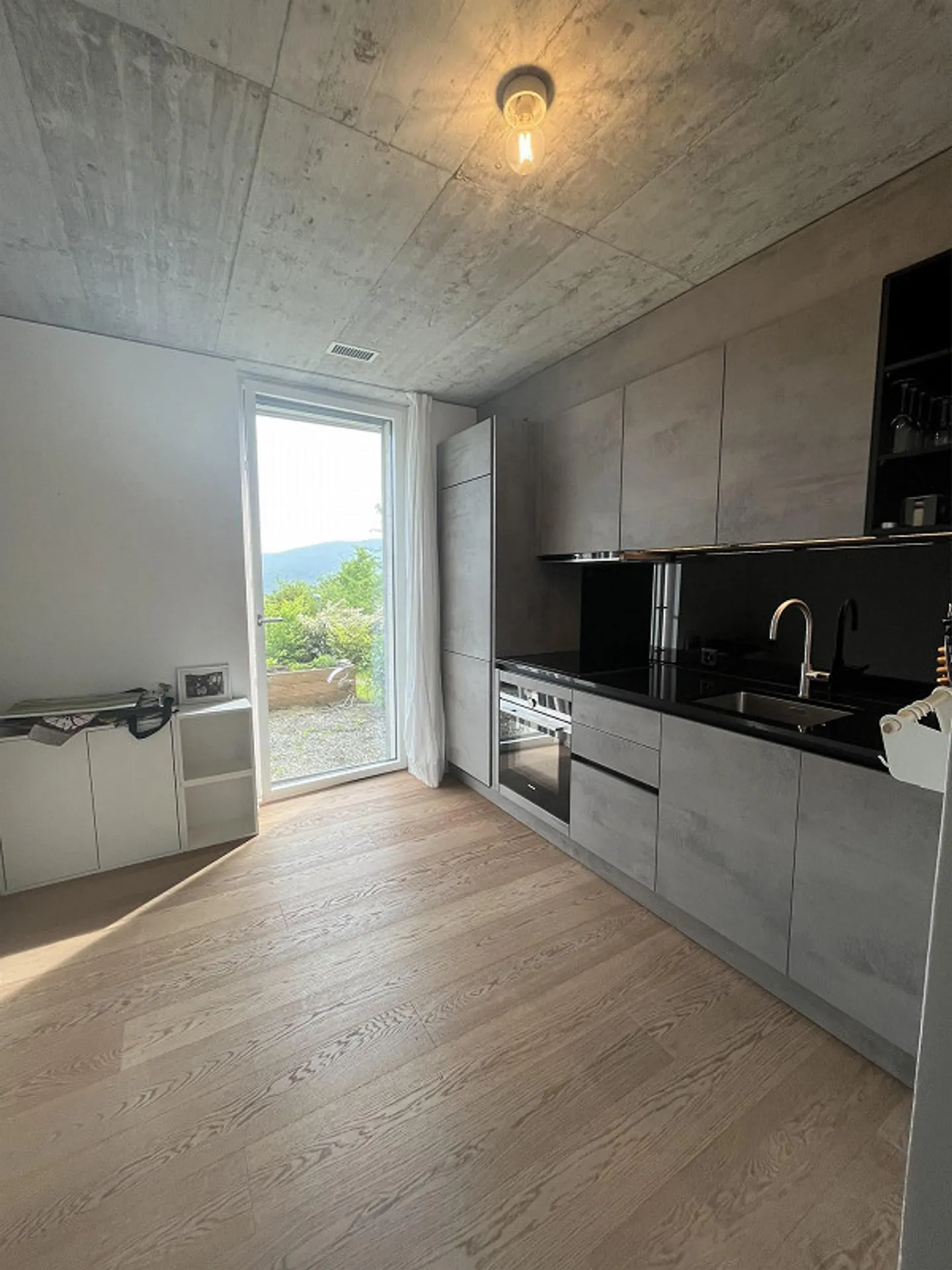 Bright modern 2.5 room apartment with garden share - Photo 3 of 12