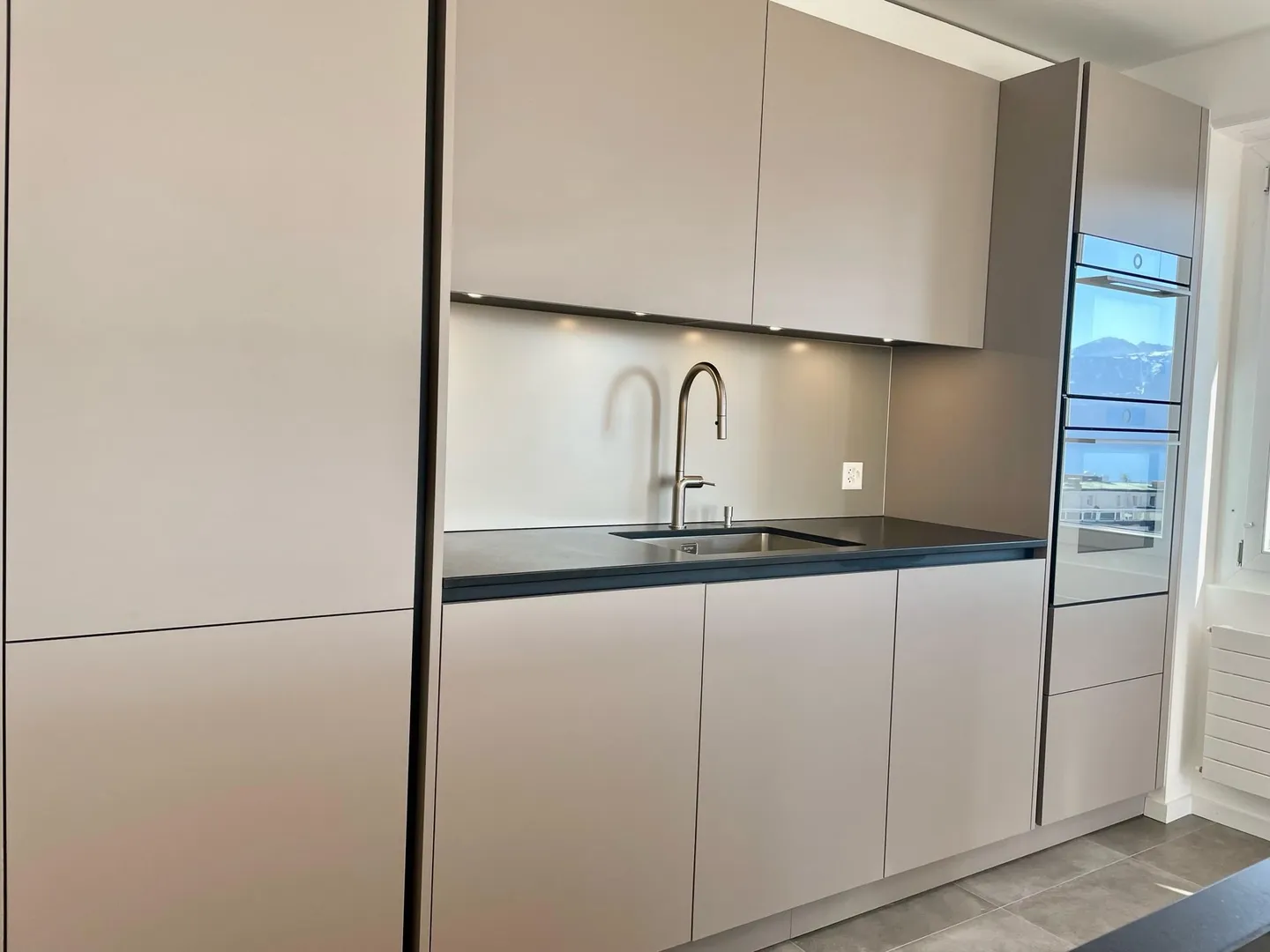 Appartement Rénové avec Vue sur le Lac - Photo 3 sur 17