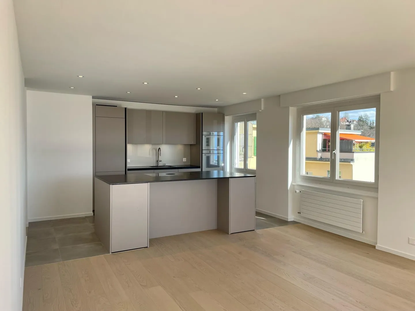 Appartement Rénové avec Vue sur le Lac - Photo 4 sur 17