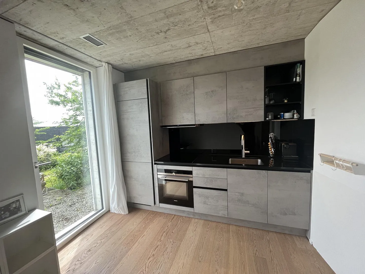 Bright modern 2.5 room apartment with garden share - Photo 4 of 12