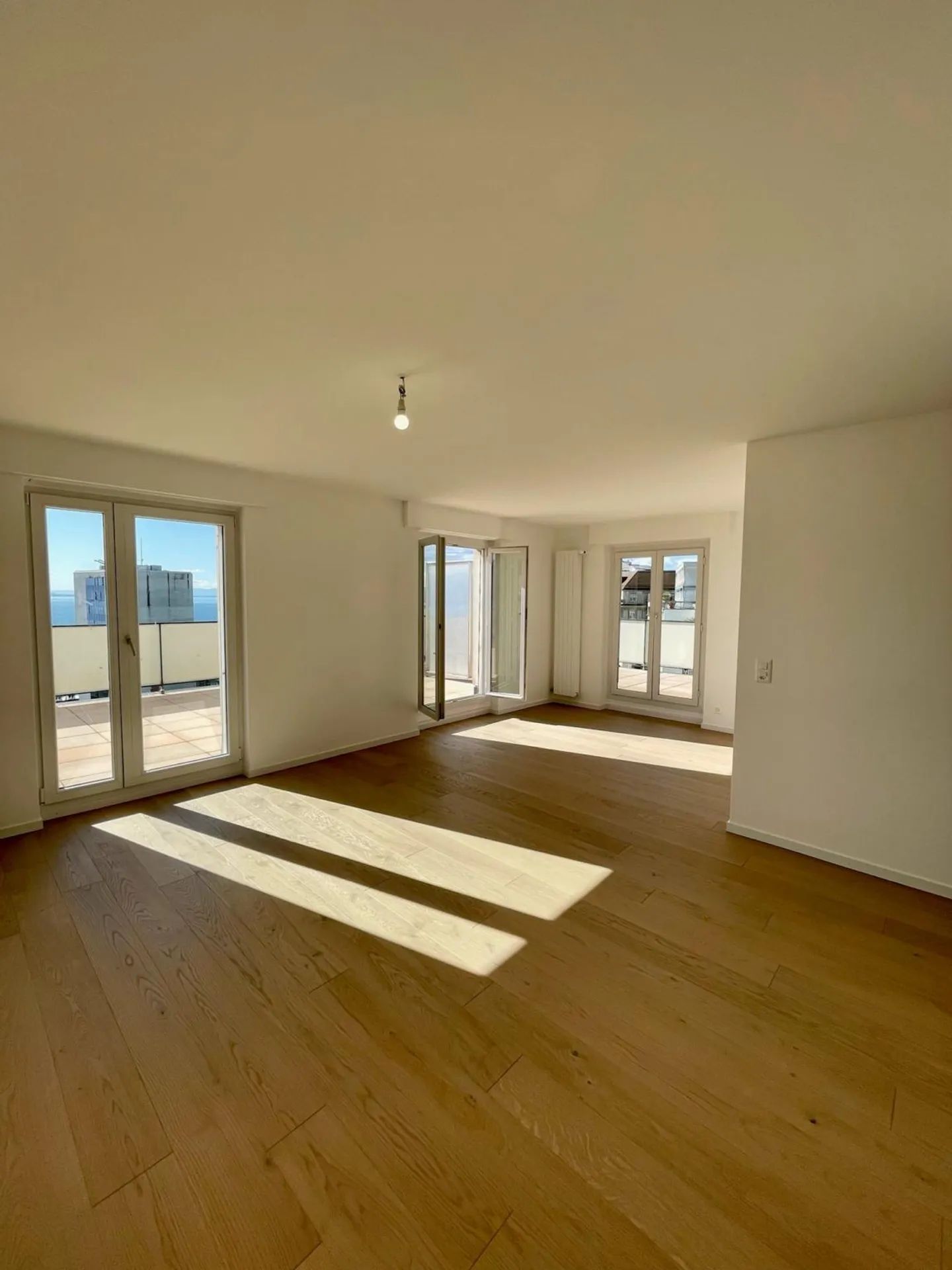 Appartement Rénové avec Vue sur le Lac - Photo 6 sur 17