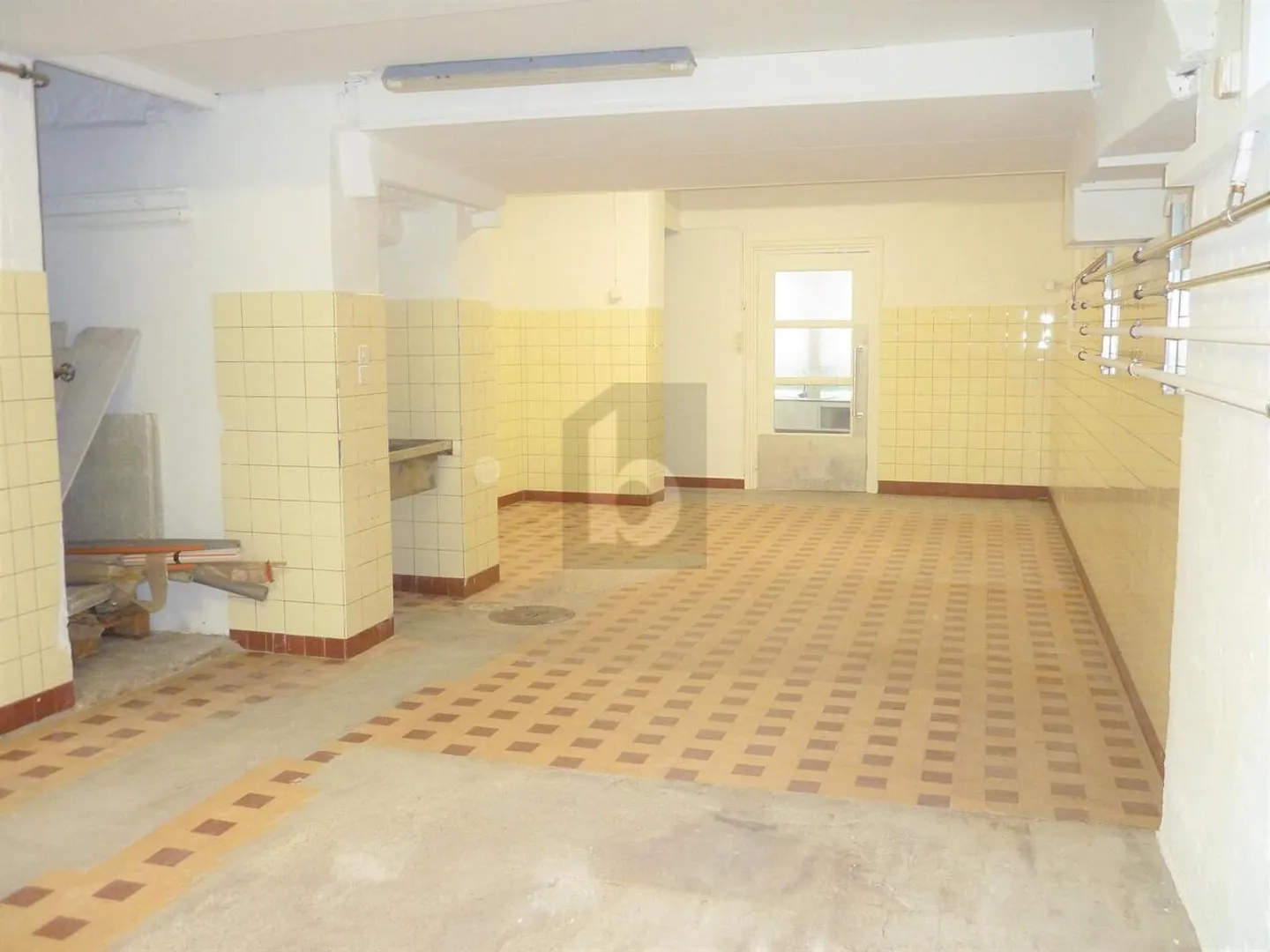 IM STADTZENTRUM MIT SCHÖNER VITRINE - Foto 4 von 6