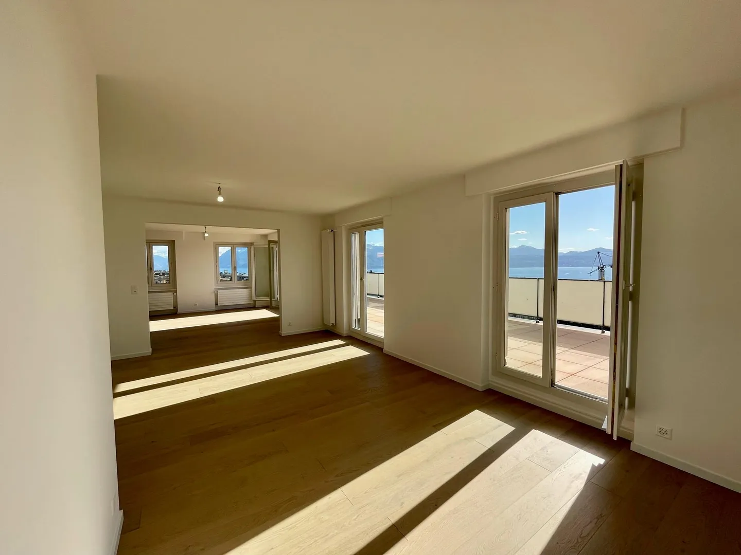 Appartement Rénové avec Vue sur le Lac - Photo 7 sur 17