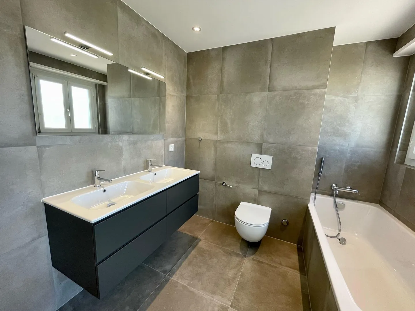 Appartement Rénové avec Vue sur le Lac - Photo 14 sur 17