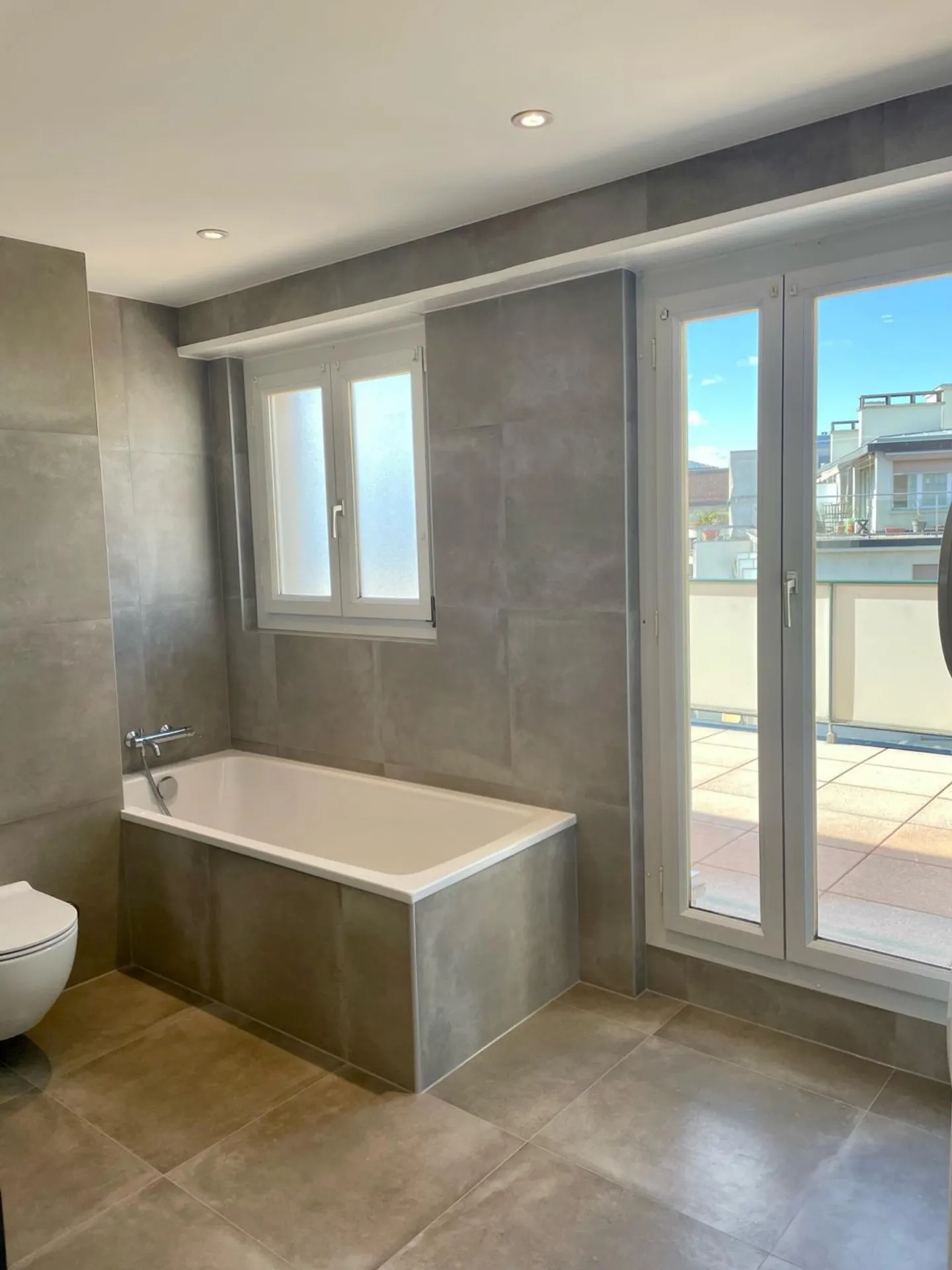 Appartement Rénové avec Vue sur le Lac - Photo 15 sur 17