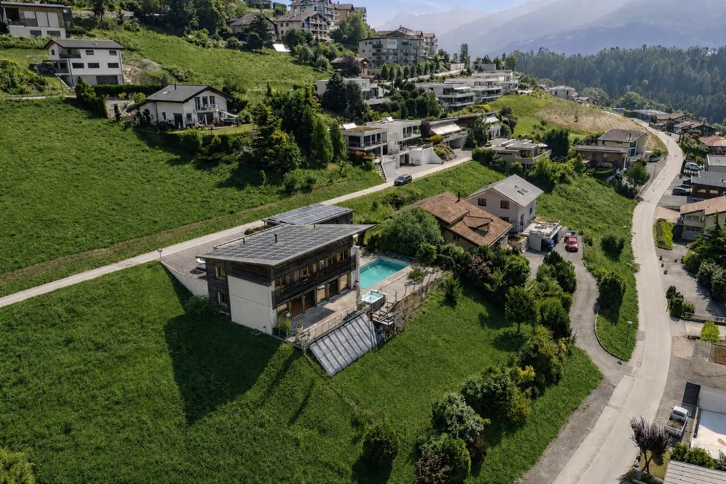 Villa avec propriété indépendante dominant la plaine. - Photo 2 sur 10