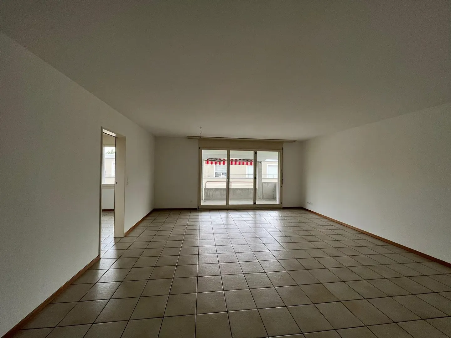 Schöne, grosszügige 3.5 Zimmer Wohnung mit neuer Küche - Foto 8 di 21
