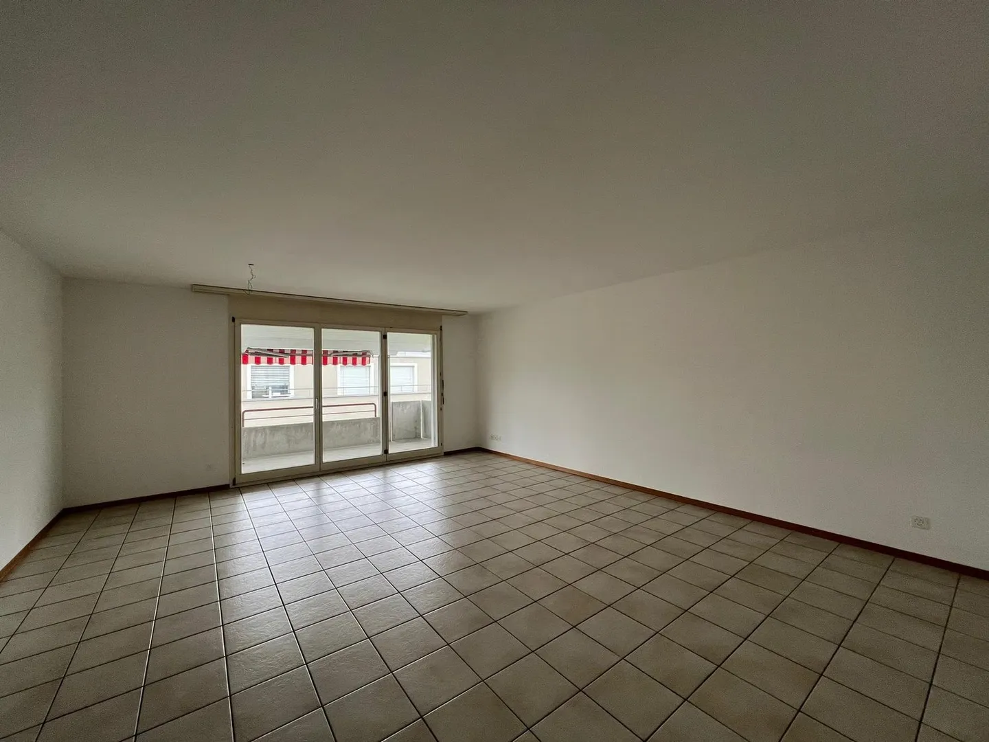 Schöne, grosszügige 3.5 Zimmer Wohnung mit neuer Küche - Foto 9 di 21