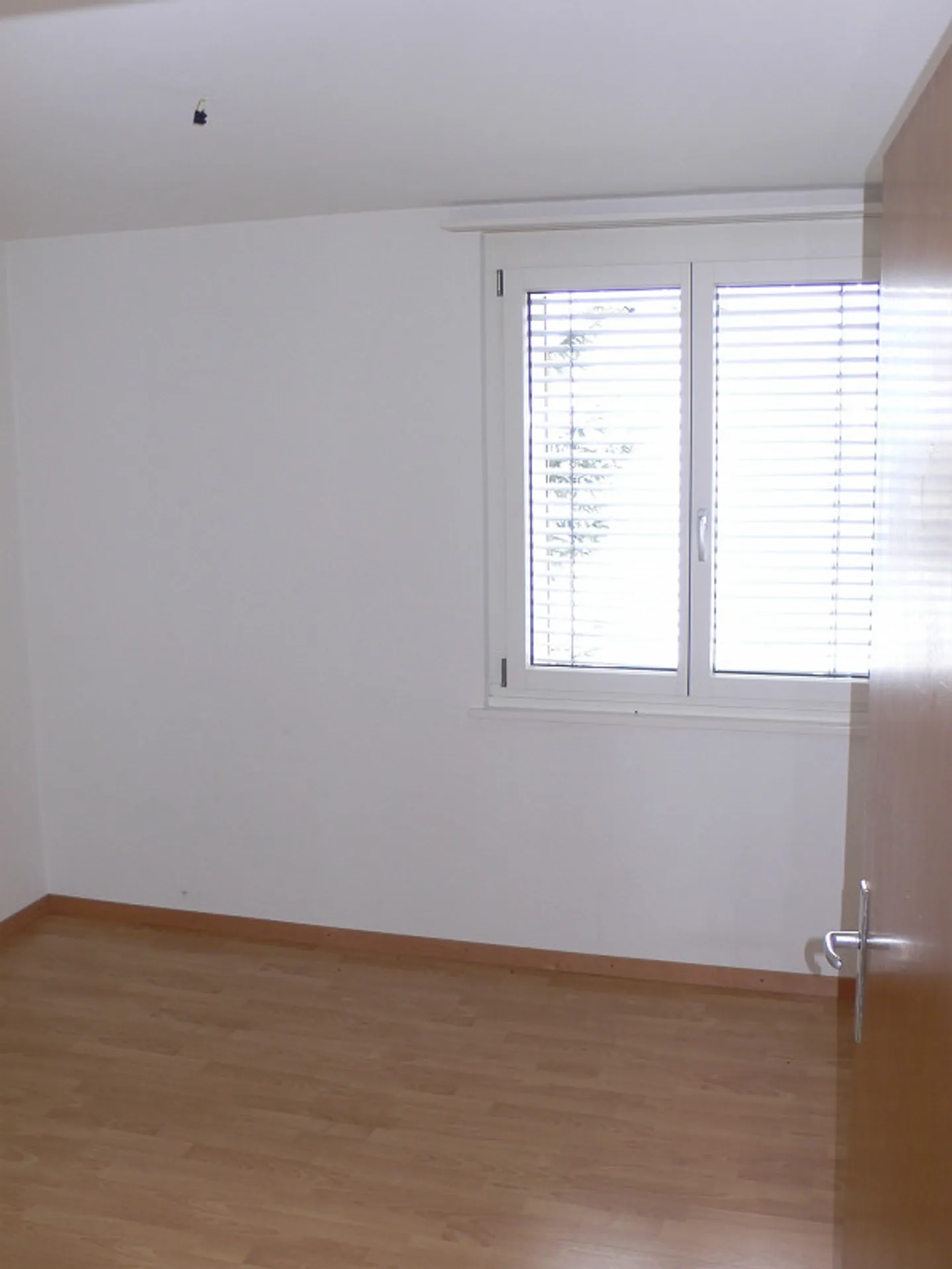 Luminoso appartamento di 4 stanze con balcone al piano terra - Foto 5 di 10