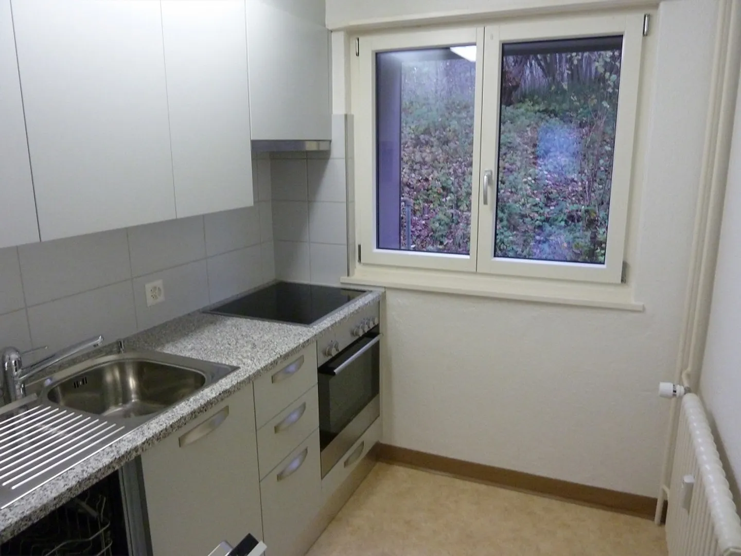 Luminoso appartamento di 4 stanze con balcone al piano terra - Foto 2 di 10