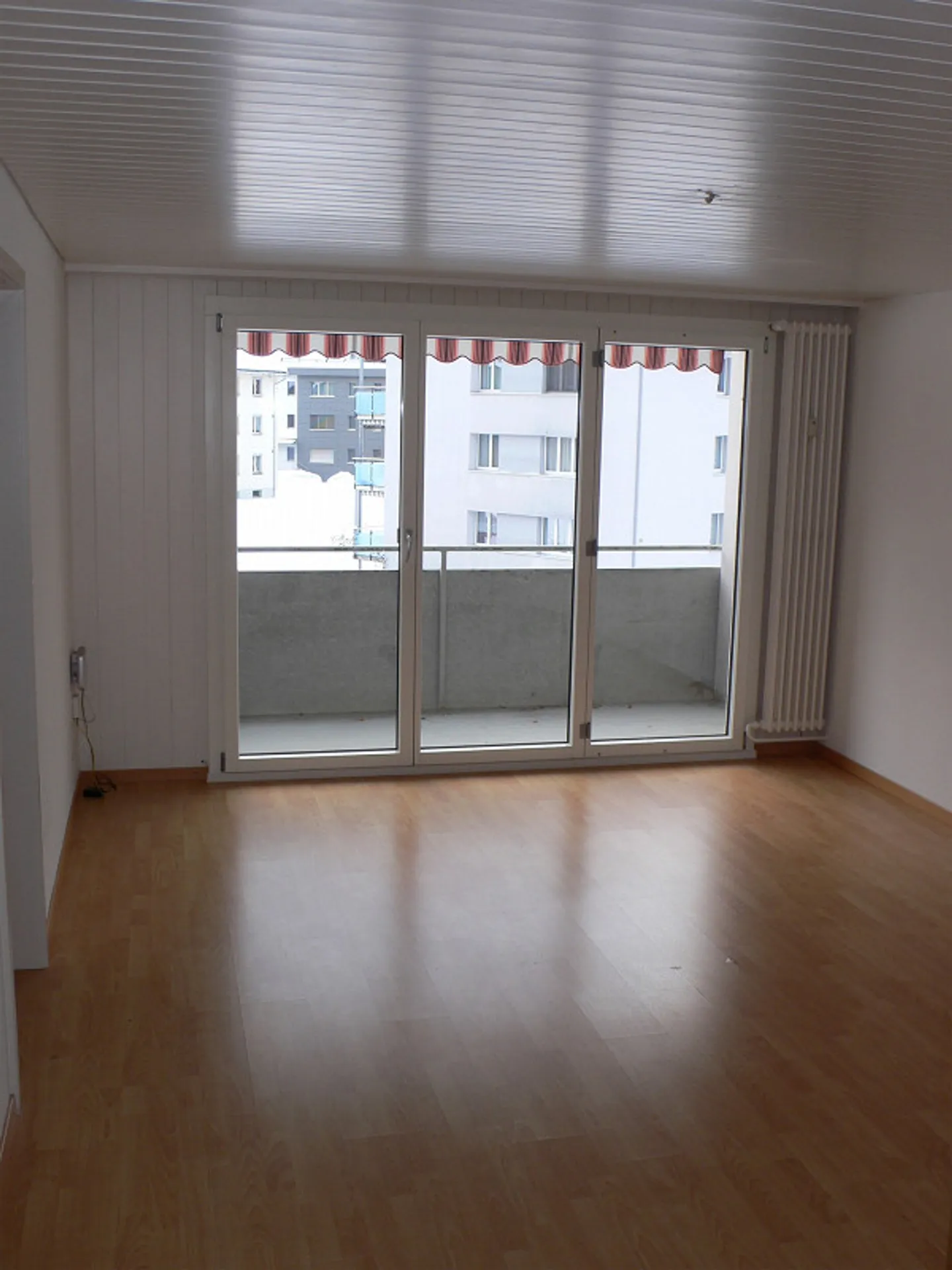 Luminoso appartamento di 4 stanze con balcone al piano terra - Foto 3 di 10