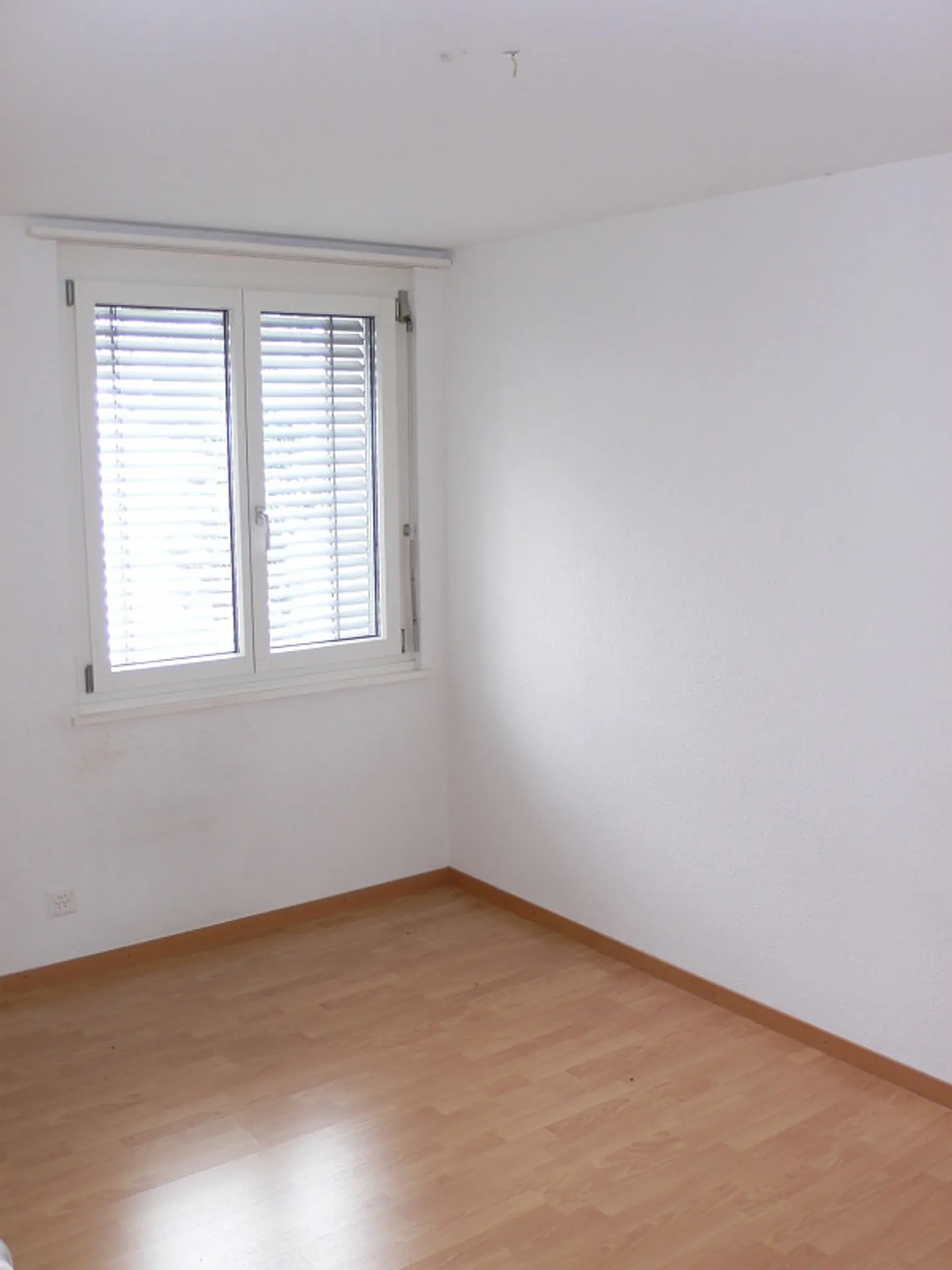 Luminoso appartamento di 4 stanze con balcone al piano terra - Foto 6 di 10