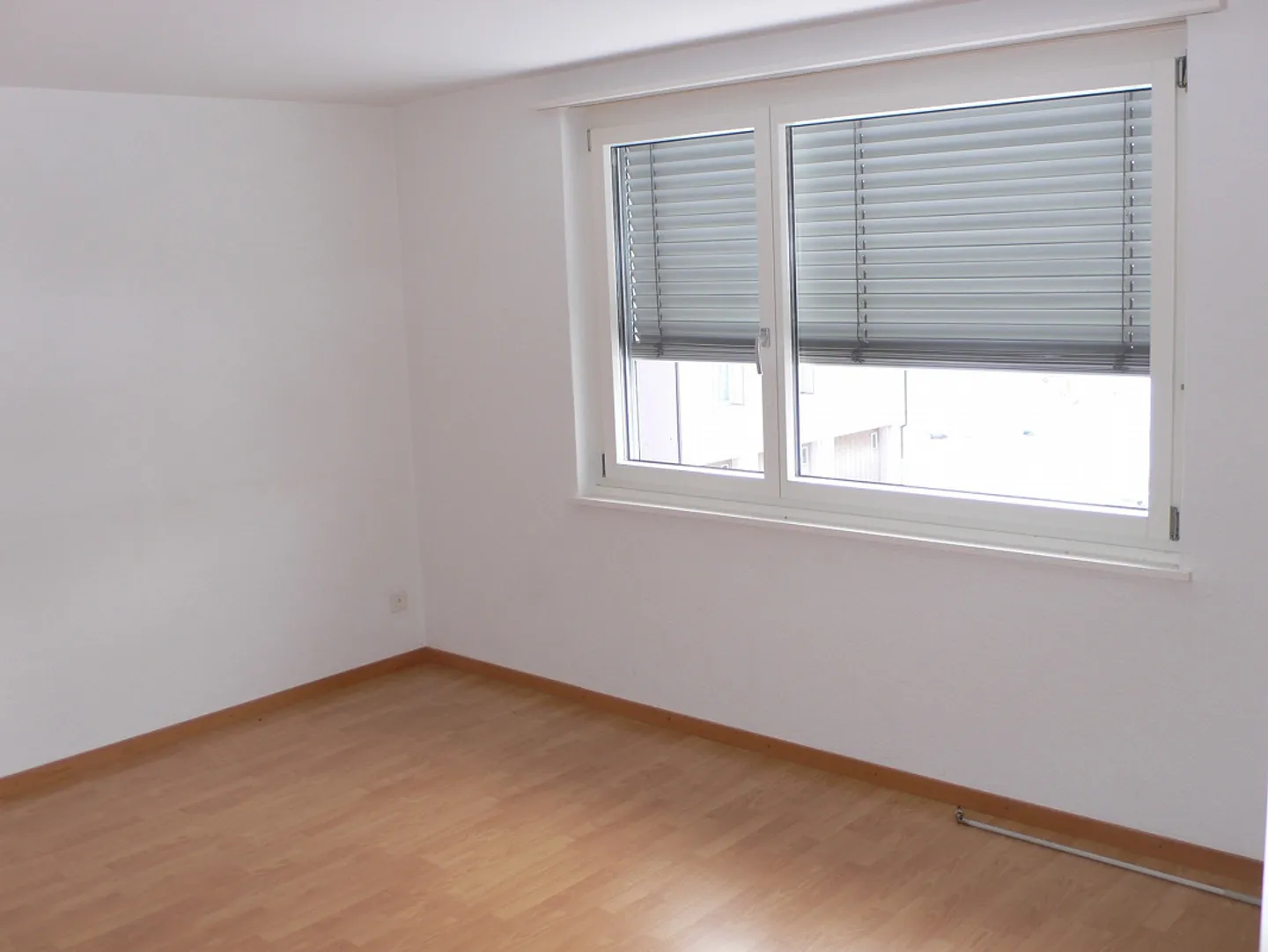 Luminoso appartamento di 4 stanze con balcone al piano terra - Foto 7 di 10