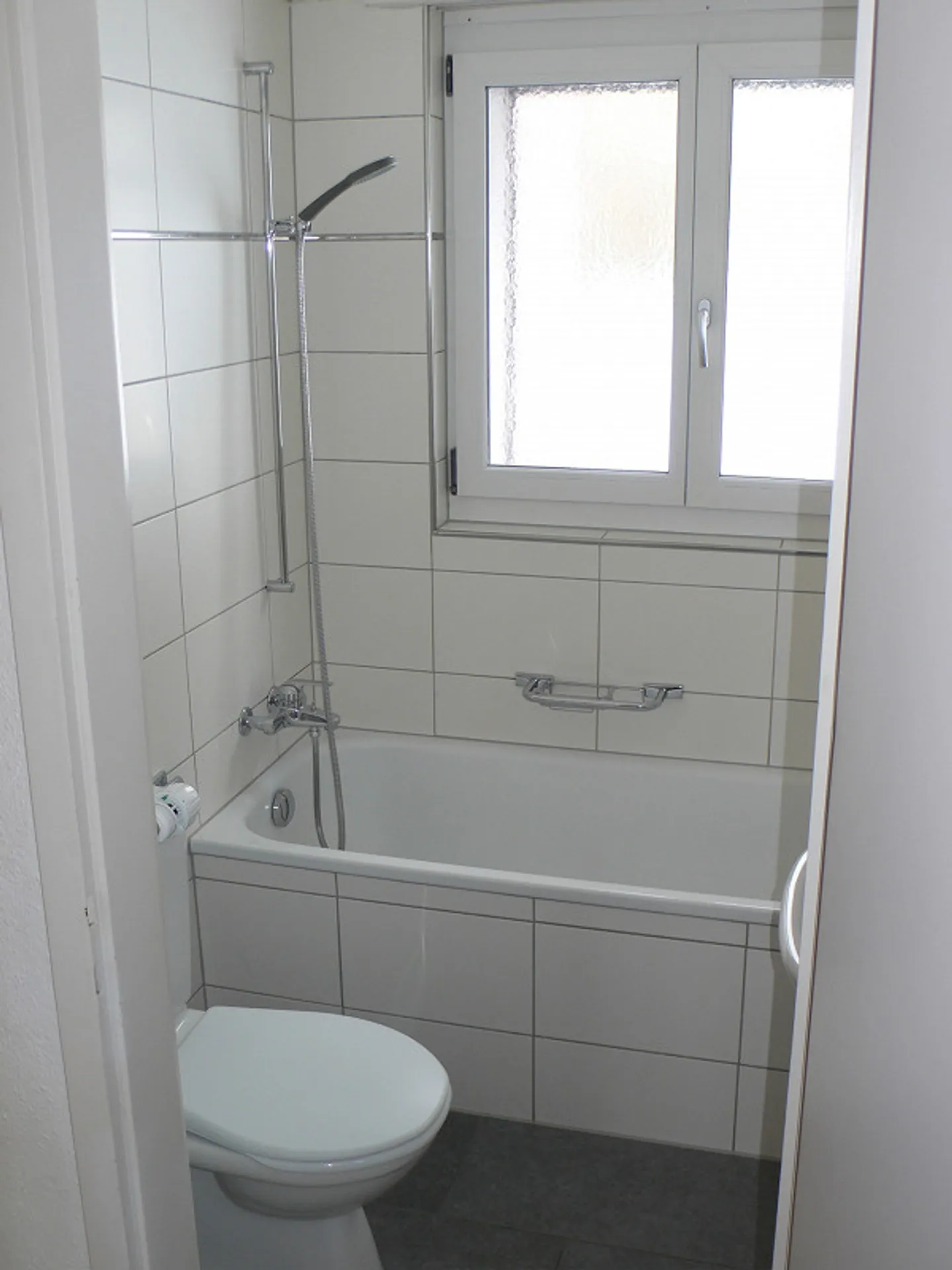 Luminoso appartamento di 4 stanze con balcone al piano terra - Foto 9 di 10