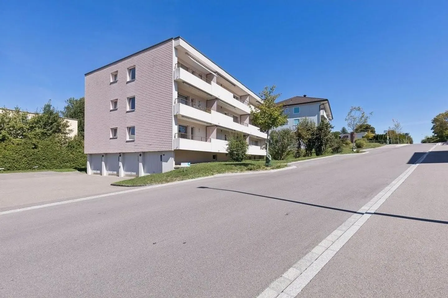 Appartamento spazioso in una zona residenziale tranquilla in affitto - Foto 1 di 8